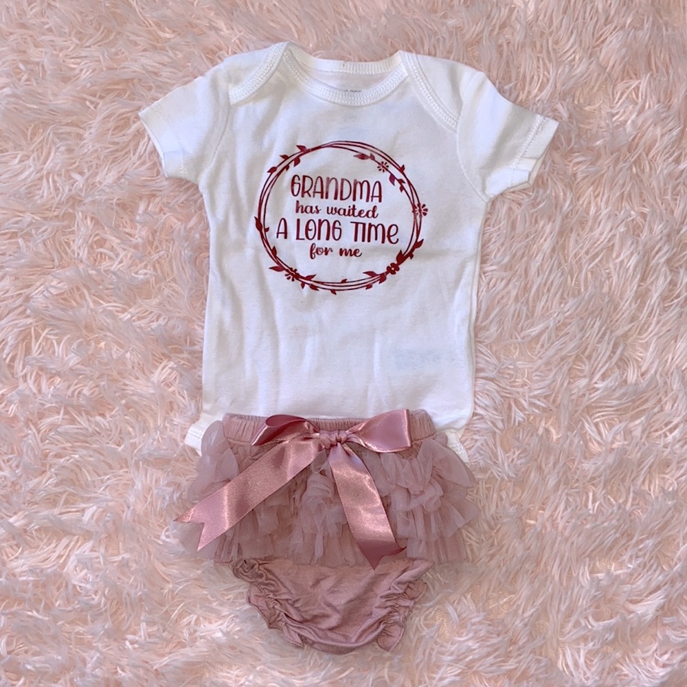 Like NEW! Worn once for photos! Size 3 months fit 0-3months